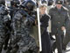 ОМОН разгоняет пенсионеров. Фото: vremya.ru
