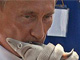 Владимир Путин целует осетра. Фото с сайта www.pk.kiev.ua