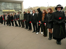 Митинг у Театрального центра. Фото: Каспаров.Ru