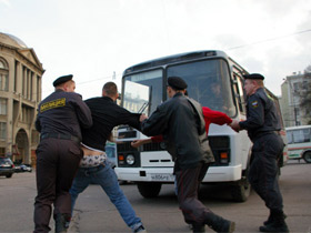 Задержание участников пикета 11 апреля против милицейского беспредела. Фото Станислава Решетнева/Собкор®ru.