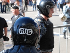 ОМОН разгоняет митинг "Россия против Путина". Фото Каспарова.Ru