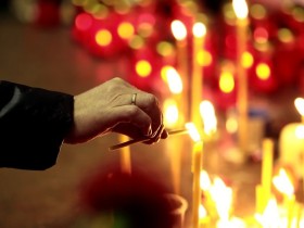 Свечи в память о погибших в московском метро. Фото с сайта daylife.com (с)