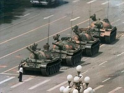 Один против танков. Пекин, площадь Тяньаньмэнь, июнь 1989.