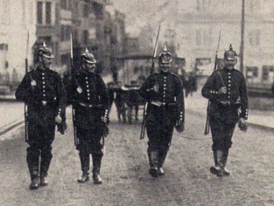 Эльзас, 1913. Германские патрули на улице городка Саверн. Источник - http://ru.wikipedia.org/