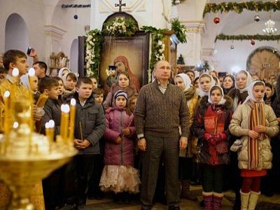 Путин на рождественском богослужении, 7.01.15. Источник - http://www.kremlin.ru/news/47457