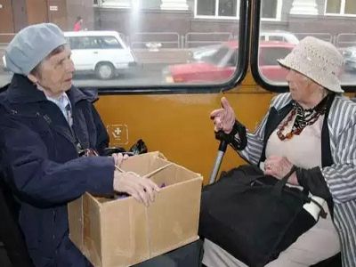 Пенсионерки в транспорте. Фото: bezformata.ru
