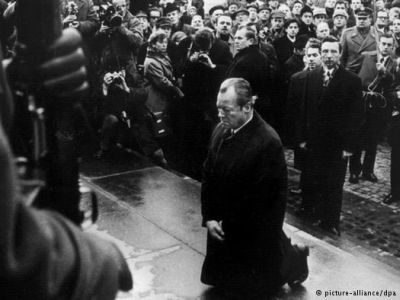 Вилли Брандт. 1970 год. Перед памятником героям восстания в Варшавском гетто. Фото: dw.com