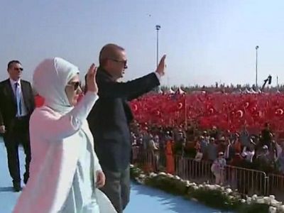 Чета Эрдоганов на провластном митинге. Источник - twitter.com/anadoluagency