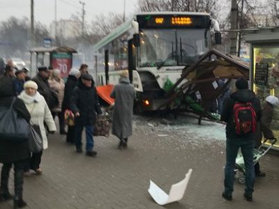 Автобус въехал в остановку в Москве. Фото: gazeta.ru