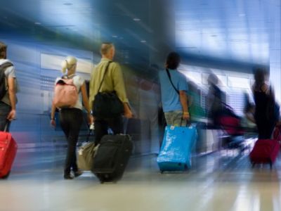 Аэропорт, пассажиры с багажом. Источник - transport.securitymedia.ru