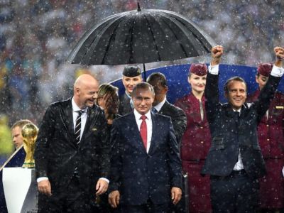 Финал ЧМ-2018: Путин под зонтом. Фото: t.me/SerpomPo