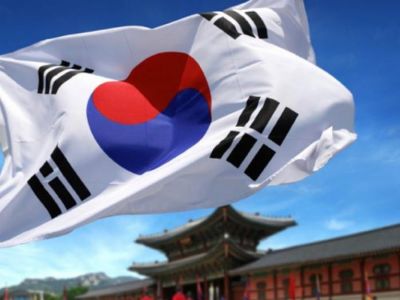 Флаг Республики Корея над Сеулом. Фото: coinhunt.ru