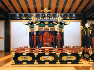 Такамикура - Хризантемовый трон японских императоров. Фото: Yablor.ru