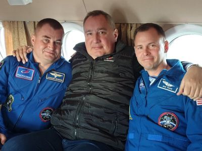Дмитрий Рогозин с несостоявшимися космонавтами. Фото: Твиттер