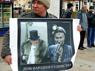 Иван Финогенов с плакатом в День Единства. Фото: Александр Воронин, Каспаров.Ru