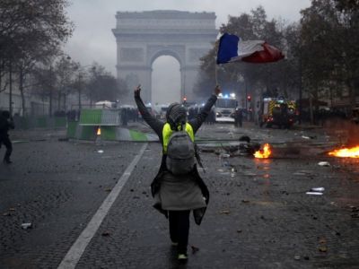 Париж, противостояние "желтых жилетов" и полиции у Триумфальной арки. Фото: theins.ru