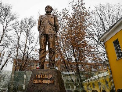 Памятник Солженицыну. Фото: Reuters / ALEXANDR ZEMLIANICHENKO / POOL
