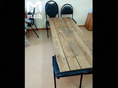 "Кровать" из досок и стульев в больнице Пензенской области. Фото: https://t.me/breakingmash