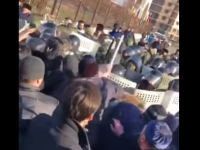 Попытка разгона Росгвардией акции протеста в Магасе (Ингушетия), 27.3.19. Фото: скриншот видео: youtube.com/watch?v=k02qUVJsHGI