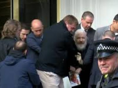 Арест Джулиана Ассанжа в Лондоне, 11.4.19. Скрин видео cnn.com