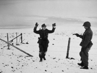 Сражение в Арденнах, американец конвоирует пленного немца. Фото: telegra.ph
