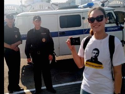 Активист в футболке с "нежелательным лицом". Фото: Сергей Горчаков, Каспаров.Ru