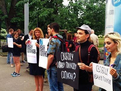 Пикеты в поддержку журналиста Ивана Голунова в Вильнюсе. Фото: Каспаров.Ru