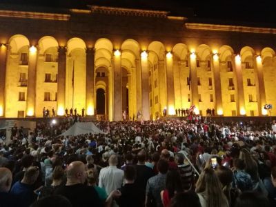 Народ штурмует здание парламента, Тбилиси, ночь с 20 на 21.6.19. Фото: t.me/nlevshitstelegram