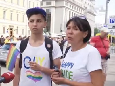 Марш равенства в Киеве, 23.6.19; Анжела Калинина и ее сын. Скрин видео ТСН: https://www.youtube.com/watch?v=0PxrR8b0P64