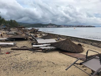 Повреждения на пляже после сильной погоды в отеле в Порто Каррас, Халкидики, Греция, 11 июля 2019 года. Фото: Iona Serrapica / Reuters