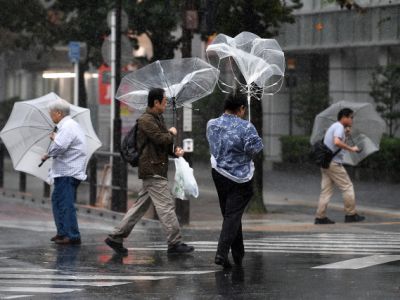 Дожди в Токио 12 октября 2019 года. Фото: FRANCK FIFE / AFP