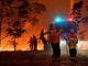 Пожарные вырубают деревья, когда они сражаются с лесными пожарами вокруг города Новра в австралийском штате Новый Южный Уэльс. Фото: AFP / Getty Images