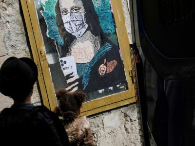 Изображение Моны Лизы в медицинской маске на улице Барселоны. Фото: Reuters