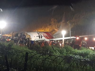 В Индии при посадке потерпел катастрофу Boeing 737 авиакомпании-лоукостера Air India Express. Фото: AP
