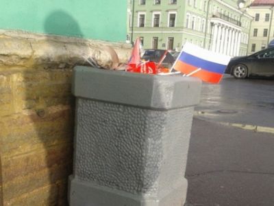 Российский флаг в урне.   Фото: fontanka.ru