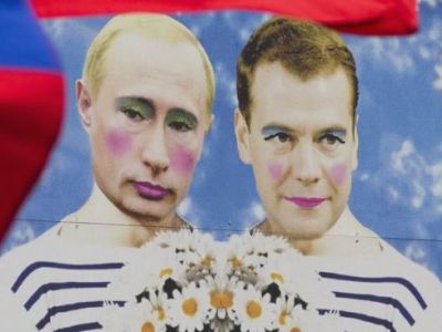 На плакате участников Christopher Street Day - Владимир Путин и Дмитрий Медведев. Фото: Reuters