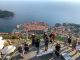 Туристы делают селфи с видом на Дубровник. Фото: Дэниел Слим / AFP