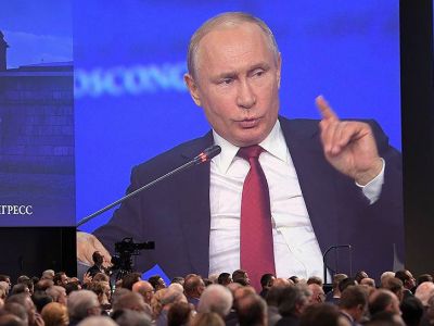 Президент России Владимир Путин на пленарном заседании ПМЭФ. Фото: Дмитрий Азаров / Коммерсант