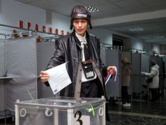 Мужчина голосует на избирательном участке в Доме офицеров российской армии в Тирасполе. Фото: Артем Кулекин / РИА Новости