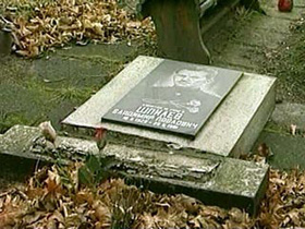 Разрушенные надгробия на могилах советских солдат в Таллине, кадр ОРТ (С)