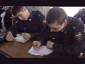 Милиция заполняют бумаги. Фото: img.ntv.ru