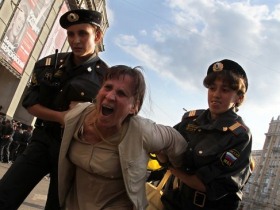 Задержание оппозиционерки в Москве 31 мая 2010 года. Фото с сайта daylife.com