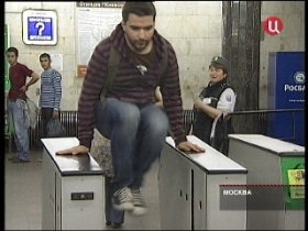 "Зайцы" прыгают через турникеты. Фото с сайта www.tvc.ru