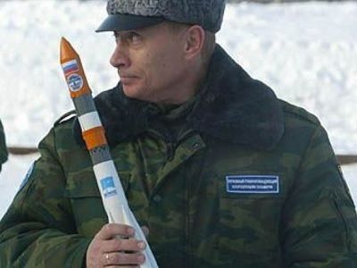 Путин с ракетой. Фото: 50mm.ru
