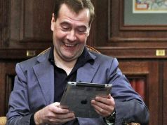Медведев и планшет. Фото: znak.com