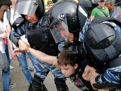 Задержание школьника на акции 5.5.18. Источник: ok.ru