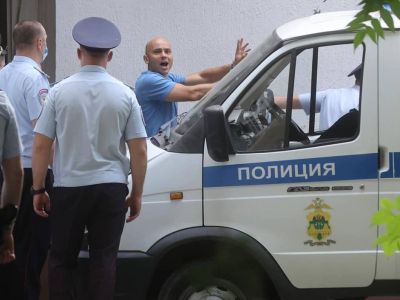 Политзаключенный Андрей Пивоваров после заседания суда в Краснодаре. Фото: www.facebook.com/roman.popkov.56