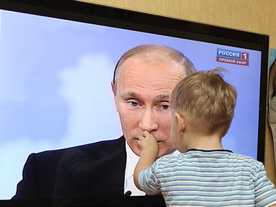Ребенок во время трансляции телепрограммы "Разговор с Владимиром Путиным. Продолжение". Фото: ИТАР-ТАСС