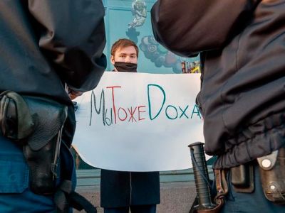 Одиночный пикет в поддержку редакторов студенческого издания DOXA. Фото: Алексей Смагин/Коммерсант