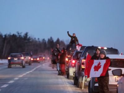 Канадцы приветствуют автомашины "Конвоя свободы", приближающиеся к Оттаве. Фото: saltwire.imgix.net